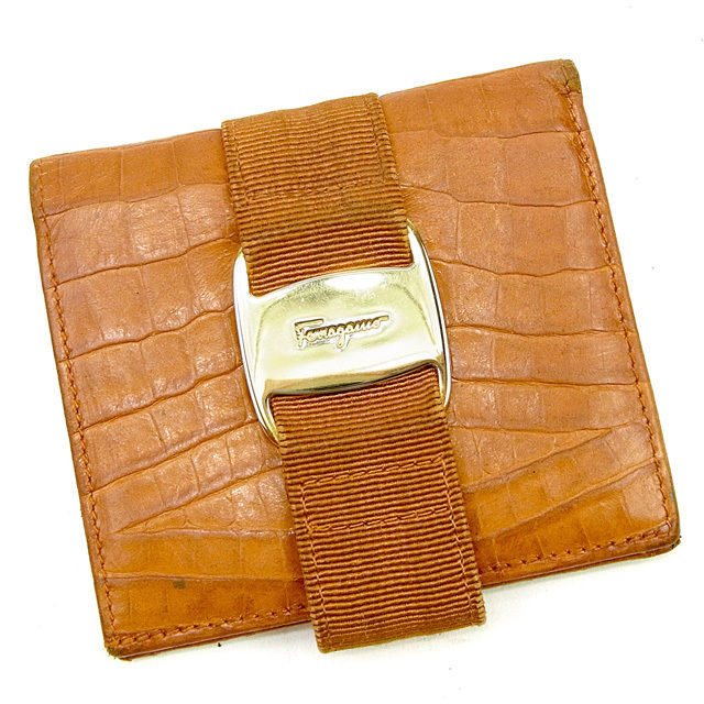 【BIGお買い物ラリー★30%OFFセール中】サルヴァトーレフェラガモ Salvatore Ferragamo 二つ折り財布ヴァラ金具 クロコダイル調 キャメル×ゴールド レディース 中古