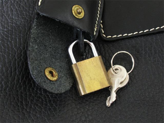 【週末セール★30％OFF】サルヴァトーレフェラガモ Salvatore Ferragamo ガーメントバッグロゴプレート ブラック ゴールド レディース 中古_5