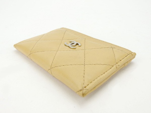 【GWタイムセール】シャネル CHANEL カードケースマトラッセ ココマーク付き ベージュ×シルバー レディース 中古_2