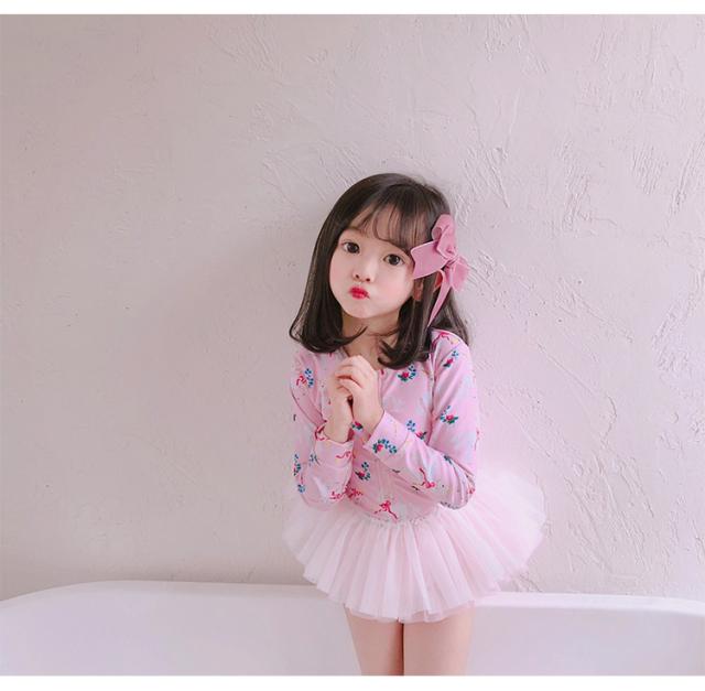 送料無料 水着 セパレート 花柄 キッズ ワンピ 女の子 ラッシュガード 上下セット 長袖 スカパン 帽子付 子供 Uvカット フリフリの通販はau Pay マーケット エミリー