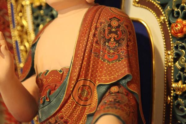 阿弥陀如来像 職人による手作りの精巧な木像 工芸美術品 仏像 阿弥陀如来 坐像 高さ140cm 大型 ご本尊 仏教 置物 インテリア 美術工芸品 プレゼント 置物 お土産 誕生日プレゼント 記念 お祝い 子ども 大人_2