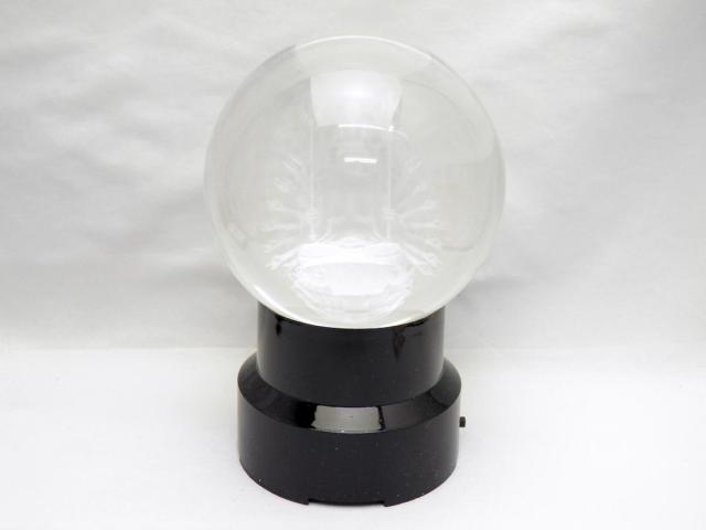 【彫刻置物】丸玉 人工水晶 千手観音菩薩 (レーザー彫刻) 約90mm (レインボー台付き) 送料無料 風水 パワーストーン プチギフト 転勤 退職 お礼 母の日 敬老の日 ギフト