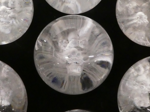 【彫刻置物】丸玉 水晶 約30〜32mm 龍 (裏彫り) カービング球 (穴なし) 天然石 パワーストーン プチギフト 転勤 退職 お礼 母の日 敬老の日 ギフト