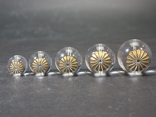 【彫刻ビーズ・彫りビーズ】菊紋 水晶 金彫り 20mm玉ビーズ 一粒売り