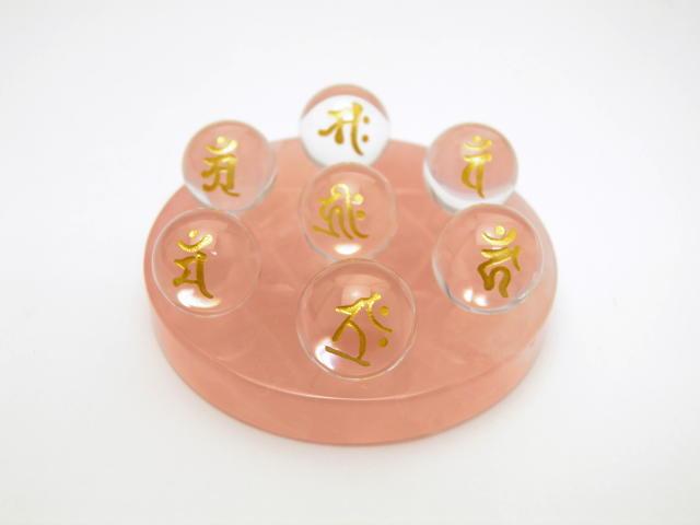 水晶 金彫り 12mm 7梵字 七星陣 ローズクォーツ 50mm 台座セット 置物 天然石 パワーストーン プチギフト 転勤 退職 お礼 母の日 敬老の日 ギフト