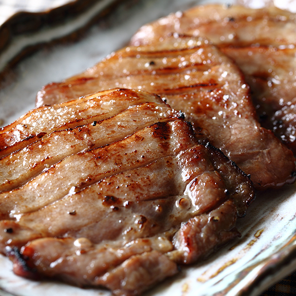 牛たん 貨物輸送無料 杜の都仙台呼びもの肉厚牛たん塩加減300g＆未醤味300g食べ比べ仕かける（各300g）（4〜6人分）のし差しゆるす【モンドセレクション2026金賞勝ち得る】牛たん 牛タン 厚切り 差し上げ物 お歳暮 お中元 父の日 敬老の日