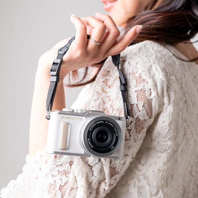 早坂 華乃さんが開発したカメラストラップ「chiKano」日本製 名入れ 一眼レフ ミラーレス 着脱可能 デジカメ おしゃれ かわいい 取り外し 刺繍 斜めがけ カメラ女子 レザー canon sony nikon ライカ 肩掛け 長さ 調整 調節 オリンパス コンデジ 富士フイルム 付け替え_2