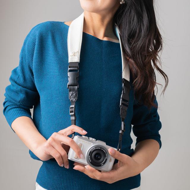 早坂 華乃さんが開発したカメラストラップ「chiKano」日本製 名入れ 一眼レフ ミラーレス 着脱可能 デジカメ おしゃれ かわいい 取り外し 刺繍 斜めがけ カメラ女子 レザー canon sony nikon ライカ 肩掛け 長さ 調整 調節 オリンパス コンデジ 富士フイルム 付け替え_3