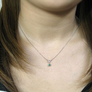 エメラルド・スイング・ペンダント・18金・ネックレス