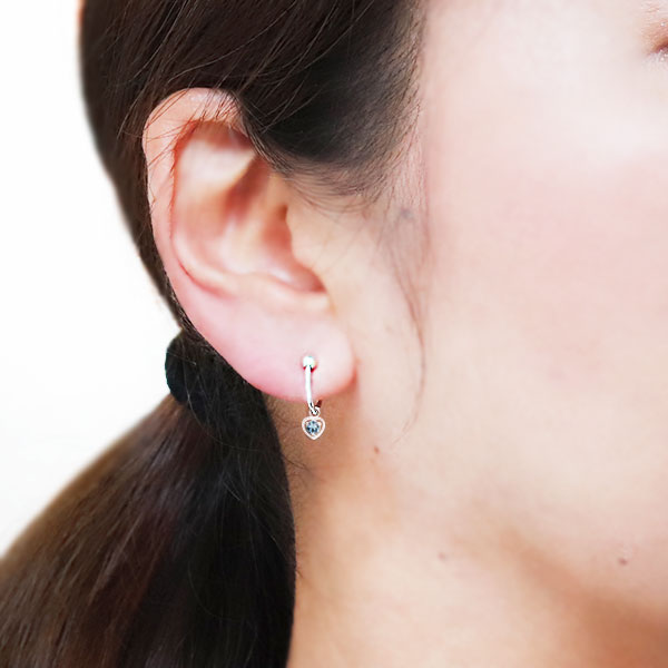 ハート イヤリング k18 ノンホールピアス 揺れる 3月誕生石 アクアマリンサンタマリア イヤーカフ 両耳用の通販は