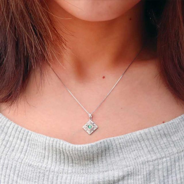 ネックレス レディース k18 18金 18k ペンダント エメラルド アクセサリー 彫り 洋彫り 洋唐草 ゴールド ネックレス