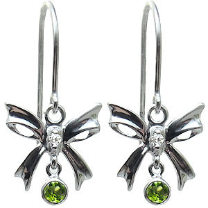 ペリドット・プラチナ・リボン・一粒・ピアスの通販は 26,715円