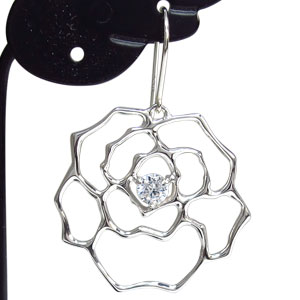 薔薇 ピアス ダイヤモンド 一粒 K18 ピアスの通販は 97,075円