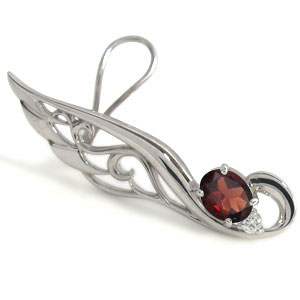 プラチナ ガーネット イヤーカフ フェザー 白鳥 ピアスの通販は