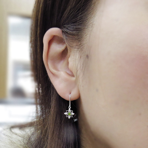 プラチナ ペリドット ピアス 星 フックピアスの通販は
