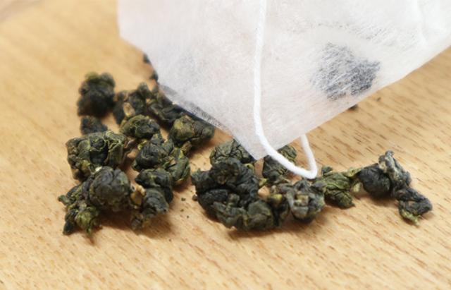 台湾烏龍茶 阿里山金萱 2g×12包×6袋セット 台湾の阿里山で収穫された茶葉を使った烏龍茶 ほのかにミルクのような香り 送料無料 健康茶 ダイエット セット ギフト プレゼント お茶 お中元 敬老の日 2025 プチギフト 内祝い お返し