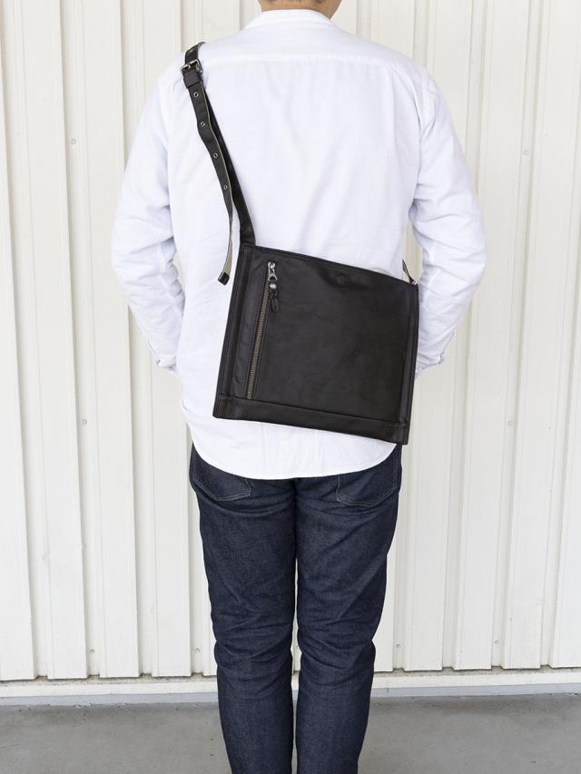 ショルダーバッグ メンズ サコッシュ 斜めがけ スリム 薄マチ 本革 革 レザー 肩掛け 通勤 大人 おしゃれ ブランド リサイクル ポリエステル かばん カバン 鞄 DOUBLES ダブルス KOA-7015 ショルダーバッグ メンズ サコッシュ 斜めがけ スリム 薄マチ 本革 革