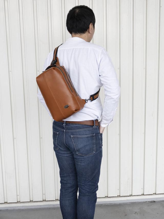 ボディバッグ メンズ 斜めがけ ワンショルダー 本革 革 レザー 肩掛け シンプル おしゃれ タブレットが入る ペットボトルが入る ボディーバッグ 紺 茶 黒 DOUBLES ダブルス 本革ボディバッグ JDL-1375 ボディバッグ メンズ 斜めがけ ワンショルダー 本革 革 レザー 肩掛け