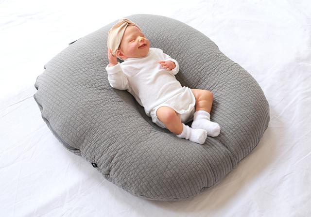 Rototobebe ロトトクッション 専用ケース付 吐き戻し防止 吐き戻し 枕 クッション 出産祝い Cカーブ 背中スイッチ 背中センサー ベビー枕の通販はau Pay マーケット Carazプレイマット ベビーサークル