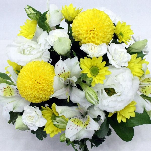 供花 イエローピンポン菊とホワイトフラワーのお供えアレンジメントの通販はau Pay マーケット 向島花栄 Au Pay マーケット店