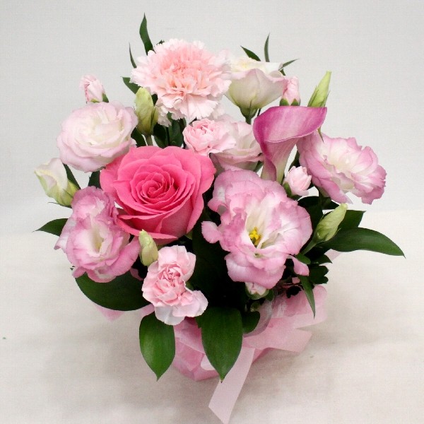 ピンクのお花の可愛い小ぶりなアレンジメント 誕生日 記念日 お祝いの通販はau Pay マーケット 向島花栄 Au Pay マーケット店