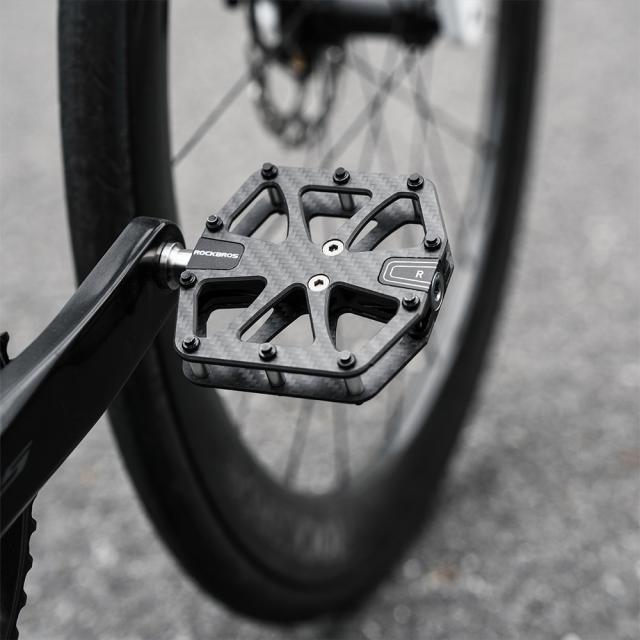 自転車 ペダル フラットペダル 軽量 トリプルベアリング 幅広 カーボン T700 約253g 防水 防錆 防塵 高耐久 スパイク付 滑りにくい グリップ クロスバイク マウンテンバイク MTB 通気通学 街乗り かっこいい おしゃれ ロックブロス ROCKBROS_14