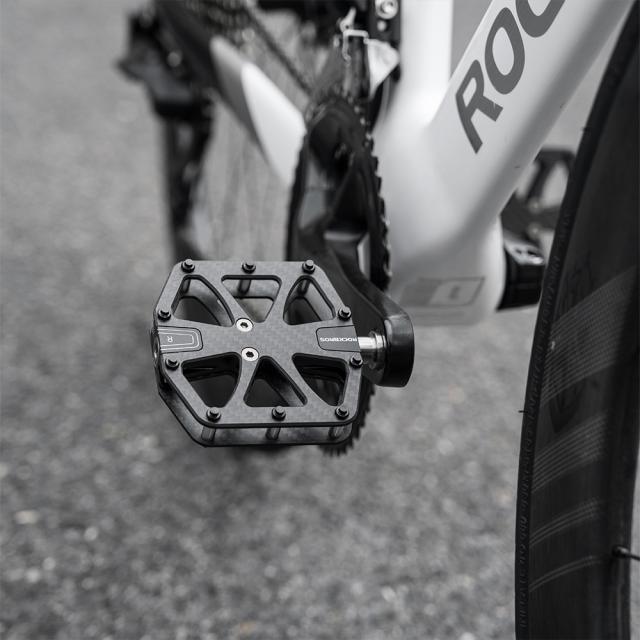 自転車 ペダル フラットペダル 軽量 トリプルベアリング 幅広 カーボン T700 約253g 防水 防錆 防塵 高耐久 スパイク付 滑りにくい グリップ クロスバイク マウンテンバイク MTB 通気通学 街乗り かっこいい おしゃれ ロックブロス ROCKBROS_15