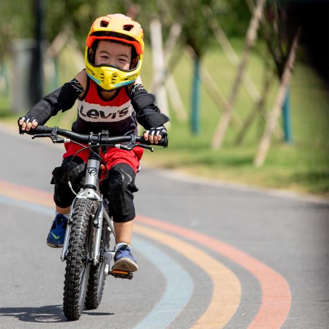 ストライダー ひじひざのプロテクター付き ストライダー オフィシャル エルボー＆ニーパッド プロテクター2