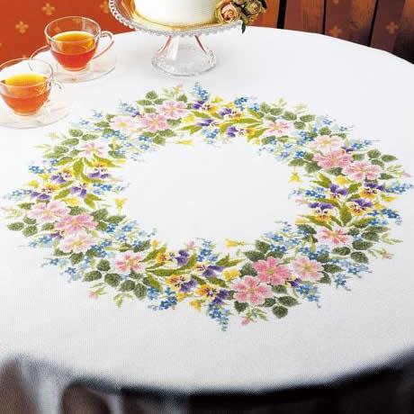 ししゅうキット　1187(オフホワイト)　ワイルドローズのテーブルクロス【送料無料】 10,401円