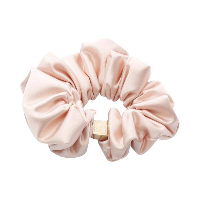 ミュウ ミュウ Miu Miu ロゴプレート　シュシュ 衣料品 GP（ゴールドメッキ） ファブリック レディース ピンク系 / ゴールド系 5IF186049F0615 【新品】