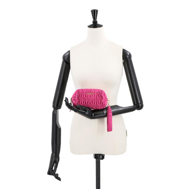 新品同様 ミュウミュウ バッグ マテラッセ ポーチ ナイロン ピンク