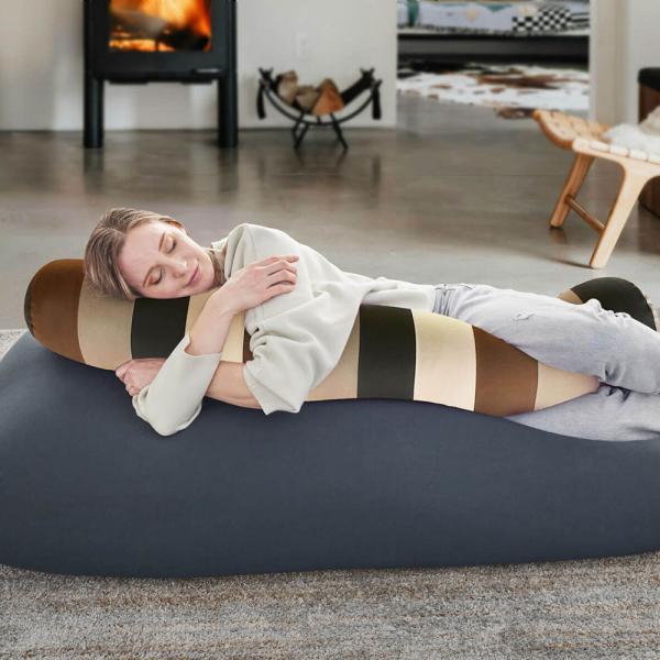 抱きしめやすいサイズの抱き枕「Yogibo Caterpillar Roll Short