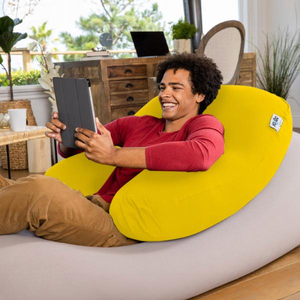 U字型が背もたれやヒジ置きに。授乳や介護でも活躍するクッション