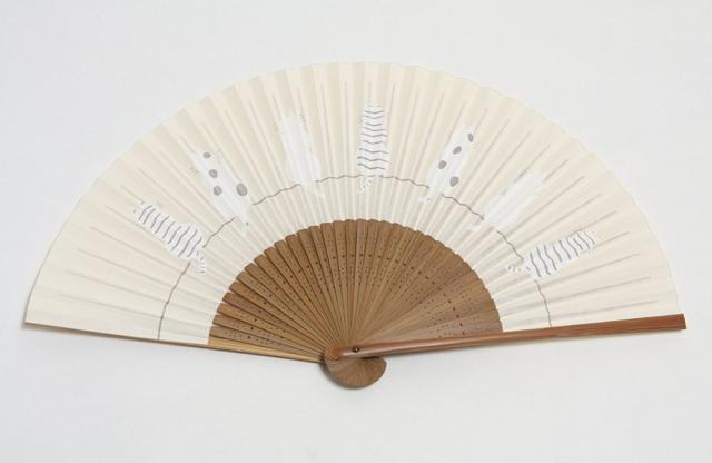 京扇子 レディース 女性用 猫 後ろ姿 京都職人 手作り 扇子 房付き 扇子袋付き 紙箱入り 着物小物 扇子会食 飛沫防止 フェイスシールド の通販はau Pay マーケット 和装小物ハセガワ 着付け スリップ