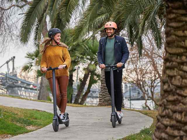 正規品 Segway Ninebot セグウェイ ナインボット キックボード 本体 次世代乗り物 近未来型モビリティ Ninebot Kickscooter E22の通販はau Pay マーケット Voldy