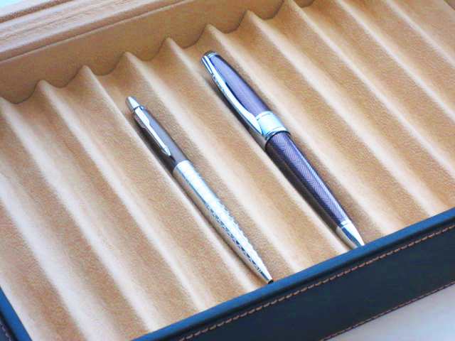 おしゃれ 木の万年筆の収納箱 12 本のペンのレトロの設計クルミのディスプレイ ケース 木のペンの貯蔵のギフト用の箱 家 展覧会 カウンターのための万年筆のコレクション箱 Fucoa Cl