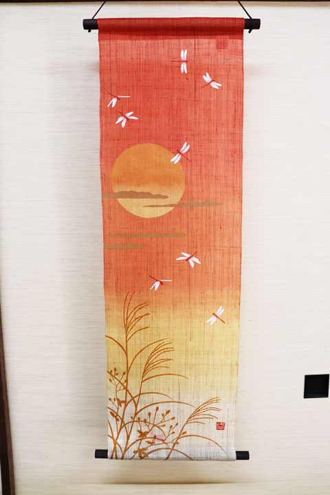 ぼかし染め　タペストリー　『アカネノトキ』　送料無料！（北海道・沖縄は除外）　手描き　タぺストリー　秋　赤とんぼ　和風の通販は 18,150円