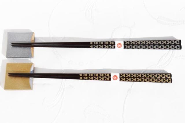 一文字 うろこ 箸 箸置きセット 夫婦箸 24cm 22 5cm 天然木 木箱入り 箸 ペアの通販はau Pay マーケット ロクシタン ジルスチュアート ギフト トレフール Au Pay マーケット店