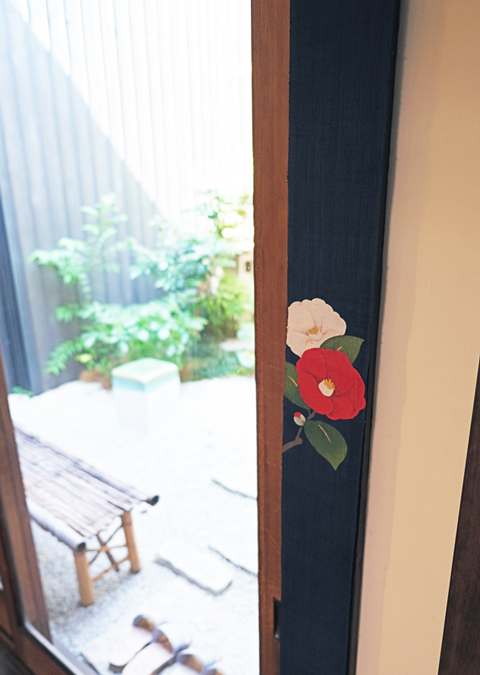 細タペストリー　紅椿白椿　和モダン　冬　迎春　早春　タぺストリー　麻　ツバキ　椿_2