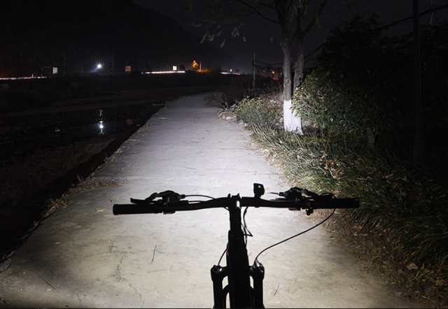 正規品! ２個自転車ライト 光センサー搭載 4段階照明モード USB充電式 LED懐中電灯