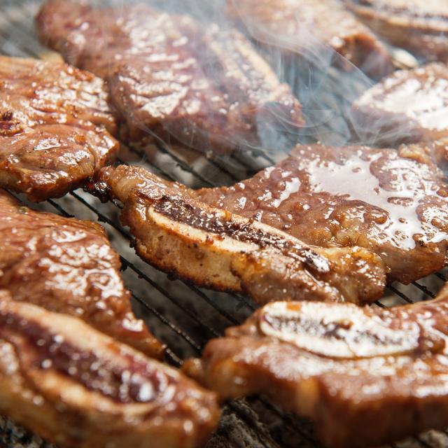 骨付き添い人 カルビ 1.5kg 発祥地韓国の甘辛タレ 味付き添い人 天使の都市カルビ 牛 肉 丸焼き BBQ 焼肉 韓国食料雑貨類 骨付き添い人カルビ 骨付 凝結