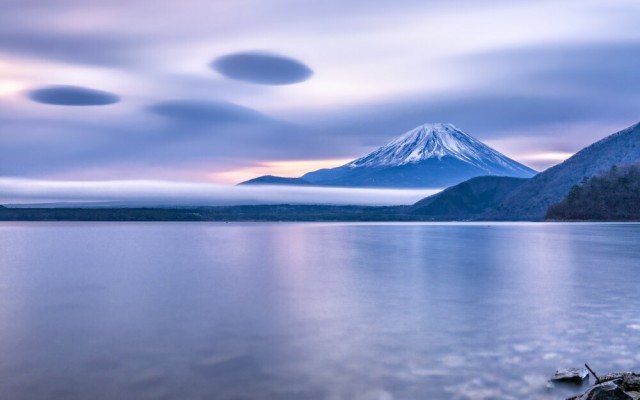 短納期対応 絵画風 壁紙ポスター 本栖湖畔から望む静寂と朝焼けの富士山 富士山麓 瞑想 絶景スポット M Fjs 006w1 ワイド版 921mm 576mm ロングセラー Carlavista Com