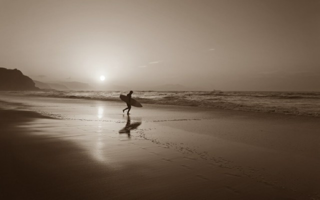絵画風 壁紙ポスター 夕陽の渚とサーファー サンセット サーフィン 波