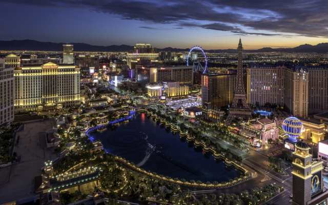 絵画風 壁紙ポスター 夕暮れのラスベガス 夜景 カジノの都 ネバダ州 Las Vegas Lvs 005w1 ワイド版 921mm 576mm の通販はau Pay マーケット レアルインターショップ Au Pay マーケット店