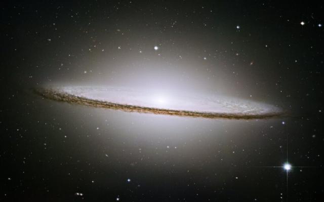 絵画風 壁紙ポスター 銀河 Ngc 4594 M104 ソンブレロの霧 渦巻銀河 Milky Way 星団 星雲 Spc 025w2 ワイド版 603mm 376mm の通販はau Pay マーケット レアルインターショップ Au Pay マーケット店