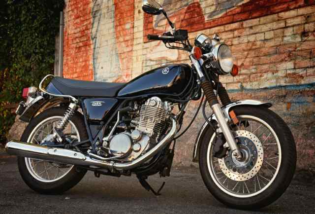 絵画風 壁紙ポスター はがせるシール式 ヤマハ Sr400 15年 Since 1978 名車 バイク キャラクロ Ysr4 001s2 603mm 409mm 日本製の通販はau Pay マーケット レアルインターショップ Au Pay マーケット店