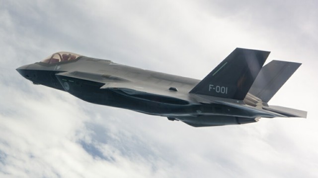 在庫一掃 絵画風 壁紙ポスター ステルス戦闘機 F 35a ライトニング2 オランダ空軍 Rnlaf Jsf ミリタリー Xf35 004s1 1023mm 576mm 21新作 Amdissmedia Net