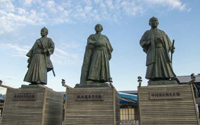 絵画風 壁紙ポスター 坂本龍馬像 中岡慎太郎像 武市半平太像 土佐藩郷士 幕末志士 Skrm 006w2 ワイド版 603mm 376mm の通販はau Pay マーケット レアルインターショップ Au Pay マーケット店