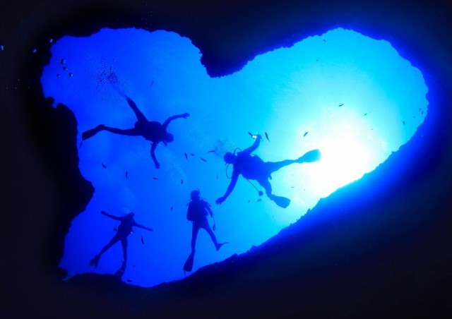 絵画風 壁紙ポスター ダイビング ハートの海底洞穴 ダイバー ハワイ