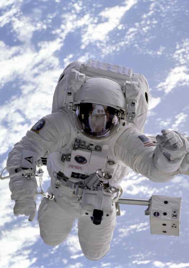 絵画風 壁紙ポスター 宇宙飛行士 宇宙ステーション スペースシャトル NASA 天体 キャラクロ NAS-011A1 （A1版  585mm×830mm）｜au PAY マーケット